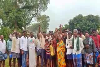 Chikkabichanahalli villagers protest against MP Pratapasimha