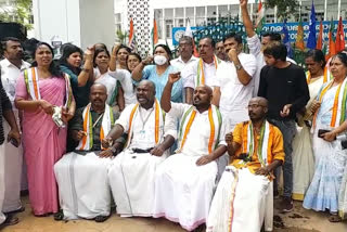 Youth Congress protested by shaving their heads  Corporation letter controversy  Thiruvananthapuram Corporation letter controversy  Mayor Arya Rajendran  കോര്‍പറേഷന്‍ കത്ത് വിവാദം  തല മൊട്ടയടിച്ച് പ്രതിഷേധവുമായി യൂത്ത് കോൺഗ്രസ്  യൂത്ത് കോൺഗ്രസ്  മേയർ ആര്യ രാജേന്ദ്രന്‍  മേയറുടെ രാജി ആവശ്യപ്പെട്ട് യുഡിഎഫ്  യുഡിഎഫ്  ബിജെപി  കത്ത് വിവാദം