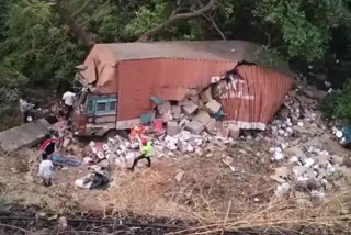 Truck collided with multiple vehicles at Mumbai-Pune E-way, later plugs into gorge leaving driver dead