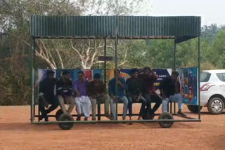 moving bus stop kasargod  moving bus stop  kasargod bus stop  നാലു ടയറുകൾ ഉള്ള കാത്തിരിപ്പ് കേന്ദ്രം  കാത്തിരിപ്പ് കേന്ദ്രം  കാത്തിരിപ്പ് കേന്ദ്രവുമായി യുവാക്കൾ  സഞ്ചരിക്കുന്ന ബസ് കാത്തിരിപ്പ് കേന്ദ്രം  ബസ് കാത്തിരിപ്പ് കേന്ദ്രം കാസർകോട്