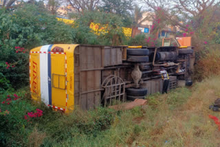 private bus overturned from the bridge  bus overturned from the bridge in Hubli  bus accident in Hubli  ಸೇತುವೆ ಮೇಲಿಂದ ಕೆಳಗೆ ಬಿದ್ದ ಬಸ್  ಪ್ರಯಾಣಿಕರಿಗೆ ಗಂಭೀರ ಗಾಯ  ಬಸ್​ವೊಂದು ಸೇತುವೆ ಮೇಲಿಂದ ಪಲ್ಟಿ  ನಾಲ್ವರು ಪ್ರಯಾಣಿಕರು ಗಂಭೀರ  ನಾಲ್ವರು ಗಂಭೀರವಾಗಿ ಗಾಯ  ಹುಬ್ಬಳ್ಳಿ ಕಿಮ್ಸ್ ಆಸ್ಪತ್ರೆ  ದಕ್ಷಿಣ ಸಂಚಾರಿ ಪೊಲೀಸ್ ಠಾಣೆ