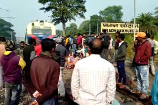 Passengers created ruckus at Pradhankhanta railway station in dhanbad