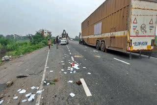 Dharmapuri  accident  accident near Dharmapuri  lorry car accident  car accident near Dharmapuri  young woman died on the spot  accident news  dharmapuri accident news  dharmapuri news  dharmapuri latest news  லாரி மீது கார் மோதி விபத்து  விபத்து  தர்மபுரி  கண்டெய்னர் லாரி