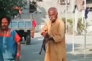 old-man-pointed-rifle-in-sitamarhi