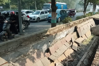 दिल्ली की द्वारका में धंसा फुटपाथ, लोग हो रहे परेशान