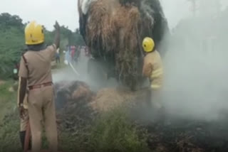 வைக்கோல் ஏற்றி வந்த ட்ராக்டர் திடீரென தீப்பற்றி எரிந்ததால் பரபரப்பு