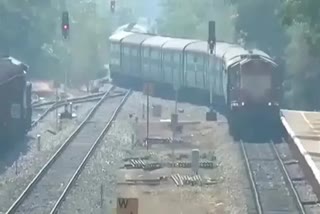 While boarding train a man slipped and died