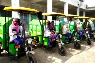 मनेंद्रगढ़ नगरपालिका में स्वच्छता दीदीयों को मिला ई रिक्शा
