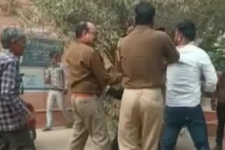 up-advocates-beat-up-youth-near-mathura-court-in-police-presence