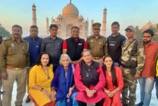 Taj mahal  shashi tharoor  senior congress leader  senior congress leader shashi tharoor  shashi tharoor visit Taj mahal  shashi tharoor visit Taj mahal with his family  ஆக்ரா  தாஜ்மஹாலை பாராட்டிய சசி தரூர்  சசி தரூர்  குடும்பத்தோடு ஆக்ரா விசிட்  காங்கிரஸ் மூத்த தலைவர்  காங்கிரஸ் மூத்த தலைவர் சசி தரூர்  ஜஹாங்கீர் மஹால்  அக்பர் மஹால்  திவான் இ ஆம்  திவான் இ காஸ்  தாஜ்மஹால்