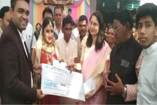 CM Chouhan fulfills promise, gifts Rs 2 lakh to Khargone riot victim's sister for wedding