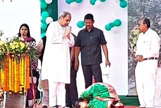 barsha took blessing from cm naveen patnaik at  public meeting in padmapur