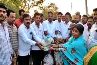 Congress leaders helps to flood victims