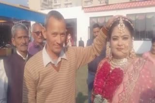 auto rickshaw driver  driver returned ornaments  ornaments worth more than six lakh  driver returned ornaments to the brides family  example of honesty  Kirti Ballabh Joshi  latest news in uttarakhand  latest national news  latest news today  ആഭരണങ്ങളും പണവും ഓട്ടോയില്‍ മറന്നുവെച്ചു  ബാഗ് തിരികെ ഏല്‍പ്പിച്ച്  മാതൃകയായി ഡ്രൈവര്‍  ഭാഗേഷ്വര്‍ സ്വദേശിയായ ഓട്ടോ ഡ്രൈവര്‍  കിര്‍ടി ബല്ലാഭ് ജോഷി  ഉത്തരാഖണ്ഡ് ഏറ്റവും പുതിയ വാര്‍ത്ത  ഇന്നത്തെ പ്രധാന വാര്‍ത്ത