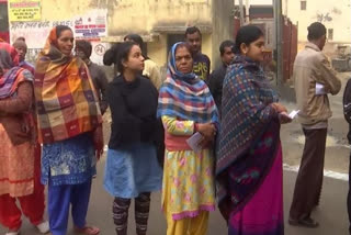 Delhiites queue up to vote for MCD polls