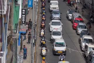 Motorists drive disciplinedly without causing traffic jam