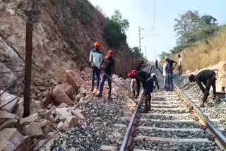 mountain debris fell on Koderma Barkakana railway line