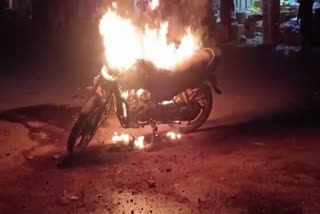 नकुलनार में चलती बाइक पर लगी आग