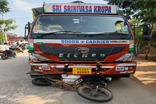 రంగారెడ్డి జిల్లాలో రోడ్డు ప్రమాదం.. ముగ్గురు మృతి