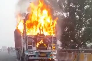 ट्रक और बाइक में लगी आग