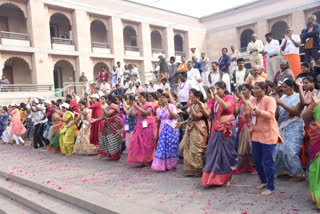 BABA VISHWANATH DHAM VARANASI: ପାରମ୍ପରିକ ସଙ୍ଗୀତ ଓ ଲୋକନୃତ୍ୟ ପରିବେଷଣ କଲେ ଦର୍ଶନ ପାଇଁ ଆସିଥିବା ତାମିଲ ଶ୍ରଦ୍ଧାଳୁ