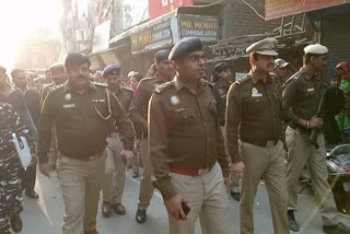 पुलिस और पैरामिलिट्री फोर्स ने की पैट्रोलिंग