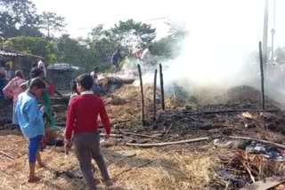 बगहा में अलाव की चिंगारी से घर में लगी आग