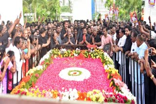 jayalalitha  jayalalitha memorial day  edappadi palaniswami  ex minister jeyakumar  jayalalitha memorial  ஈபிஎஸ் உறுதிமொழி  மறைந்த முதலமைச்சர் ஜெயலலிதா  ஜெயலலிதா நினைவிடத்தில் மரியாதை  ஜெயலலிதாவின் 6ஆம் ஆண்டு நினைவு தினம்  ஜெயலலிதா  ஜெயலலிதா நினைவிடம்  அதிமுக  அதிமுக இடைக்கால பொதுச்செயலாளர் எடப்பாடி பழனிசாமி  எடப்பாடி பழனிசாமி  பொதுச்செயலாளர்  இடைக்கால பொதுச்செயலாளர்  முன்னாள் அமைச்சர் ஜெயக்குமார்  ஜெயக்குமார்