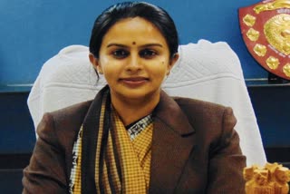 कलेक्टर प्रियंका शुक्ला ने मतदान केंद्रों का लिया जायजा