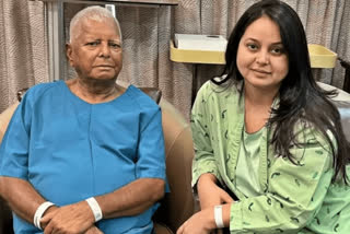 yadav kidney transplant operation is succes  rjd lalu yadav kidney transplant operation  rjd lalu yadav news  ಲಾಲು ಪ್ರಸಾದ್​ ಯಾದವ್​ ಕಿಡ್ನಿ ಆಪರೇಷನ್​ ಸಕ್ಸ್​ಸ್  ಮಾಜಿ ಸಿಎಂಗೆ ಮಗಳಿಂದ ಜೀವದಾನ  ಬಿಹಾರದ ಮಾಜಿ ಮುಖ್ಯಮಂತ್ರಿ  ಆರ್‌ಜೆಡಿ ನಾಯಕ ಲಾಲು ಪ್ರಸಾದ್​ ಯಾದವ್  ಮೂತ್ರಪಿಂಡ ಕಸಿ ಶಸ್ತ್ರಚಿಕಿತ್ಸೆ  ರೋಹಿಣಿ ಆಚಾರ್ಯ ಮತ್ತು ಲಾಲು ಯಾದವ್ ಇಬ್ಬರೂ ಆರೋಗ್ಯ  ಸಿಂಗಾಪುರಕ್ಕೆ ಹೋಗಿ ವೈದ್ಯಕೀಯ ಪರೀಕ್ಷೆ