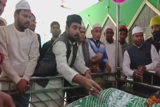 Chadarposhi on the tomb for Lalu Yadav