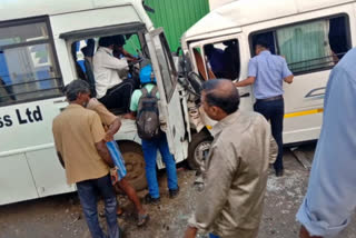 poonamallee van accident  poonamallee  van accident  accident  accident in chennai  poonamallee accident  chennai news  chennai latest news  accident news  பூந்தமல்லி  இரு வேன்கள் நேருக்கு நேர் மோதி விபத்து  விபத்து