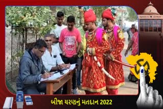 નડીયાદમાં લગ્ન અને લોકશાહીના ડબલ પ્રસંગો ઉજવતા બે વરરાજાઓ