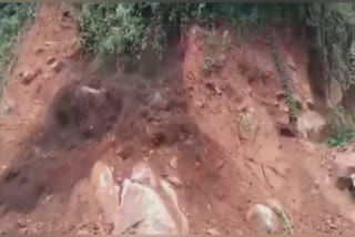 Coonoor highway  Landslide on Coonoor highway  Coonoor highway  Landslide  மண் சரிவு  மலைப்பாதையில் மண் சரிவு  பாறைகள்  நீலகிரி  குன்னூர்  மேட்டுப்பாளையம்