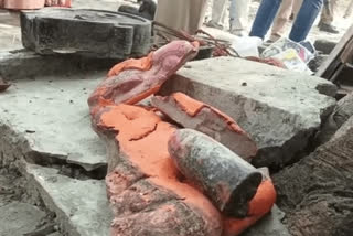 वाराणसी में प्राचीन मंदिर की मूर्तियों को अराजकतत्वों ने  क्षतिग्रस्त कर डाला