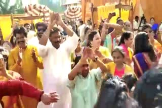 minister-anand-singh-dance-at-his-daughters-marriages