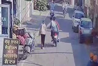Thieves stole girl mobile in Amritsar Pratap Bazar