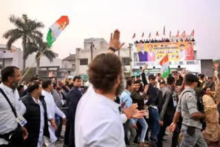 Rahul gandhis Flying Kiss in bharat jodo yatra  bharat jodo yatra  Rahul gandhis Flying Kiss  രാഹുൽ ഗാന്ധി  രാഹുൽ ഗാന്ധി ഫ്ലൈയിംഗ് കിസ്  രാഹുൽ ഗാന്ധിയുടെ ഫ്ലൈയിംഗ് കിസ്  ഭാരത് ജോഡോ യാത്ര  ഭാരത് ജോഡോ യാത്രയിൽ രാഹുൽ ഗാന്ധി  രാജസ്ഥാനിൽ ഭാരത് ജോഡോ യാത്ര  രാഹുൽ ഗാന്ധിയുടെ രസകരമായ മറുപടി  ഫ്ലൈയിംഗ് കിസ്  ഫ്ലൈയിംഗ് കിസ് രാഹുൽ ഗാന്ധി