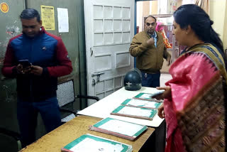 Surprise inspection by Mayor in Greater Nigam HQ, 85 employees found absent