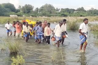 இறந்தவர்களை அடக்கம் செய்ய ஆபத்தான முறையில் ஆற்றை கடக்கும் மக்களின் அவல நிலை