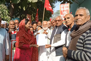 sanyukt kisan morcha protest in Bhiwani Memorandum to wife of MP in his absence