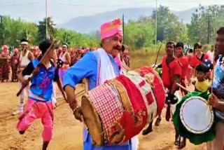 jatni mla suresh routray paika danced and play drum at paika protest in khordha