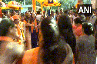 women-bjp-workers-in-gandhinagar-celebrate-by-dancing