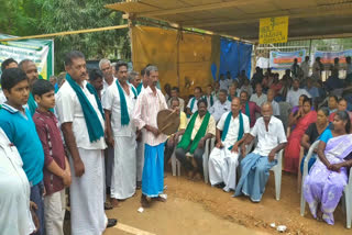 sugarcane farmers protest  kumbakonam  thiru arooran sugars limited  sugarcane farmers protest in kumbakonam  farmers protest  கரும்பு விவசாயிகள் போராட்டம்  9வது நாளாக கரும்பு விவசாயிகள் போராட்டம்  கரும்பு விவசாயிகள்  விவசாயிகள் போராட்டம்  தனியார் சர்க்கரை ஆலை  தருமண்டங்குடி  முன்பு கோரிக்கைகளை வலியுறுத்தி கரும்பு  திரு ஆருரான் சர்க்கரை ஆலை  சர்க்கரை ஆலை முன்பு கரும்பு விவசாயிகள் போராட்டம்  சர்க்கரை ஆலை