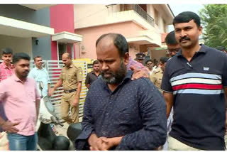 gold theft in two houses  പറക്കുന്നത്ത് 50 പവൻ സ്വർണം മോഷണം  സാമ്പത്തിക അഭിവൃദ്ധിയില്‍ സംശയം  പാലക്കാട് പറക്കുന്നത്തെ സ്വര്‍ണ മോഷണം  gold theft in parakunnam in Palakkad  Palakkad news  പാലക്കാട് വാര്‍ത്തകള്‍