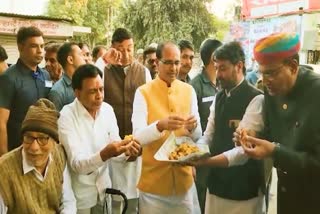 CM Shivraj Eat pakoda