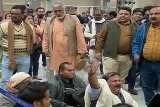 passengers-protest-at-varanasi-airport