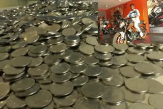 Young Man Bought his favorite Bike by paying 2-58 lakhs in One Rupee coins