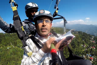 atal kashyap recite 40 poem while paragliding