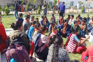 bhopal teachers tied bjp scarf sitting dharna